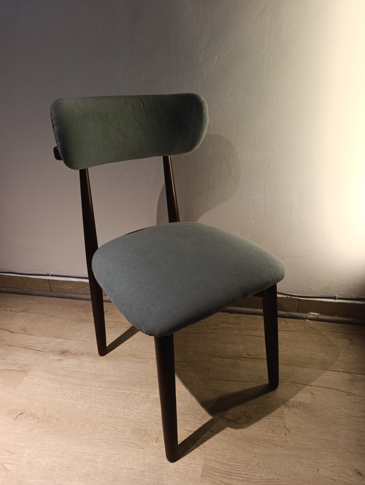 Mpevu Dining Chair
